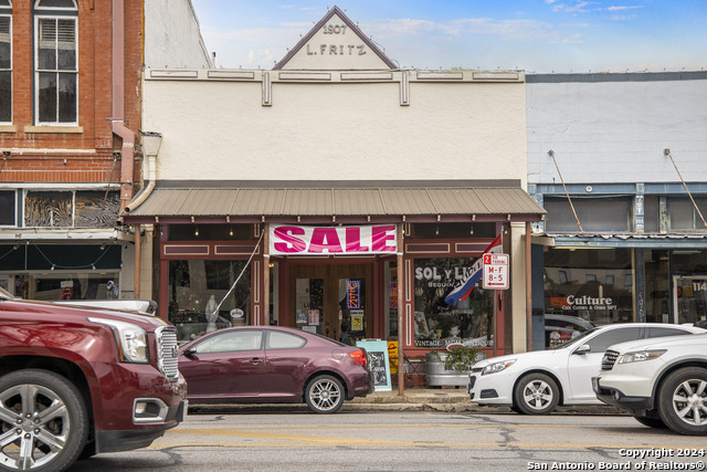 Listing photo id 7 for 112 Court St E