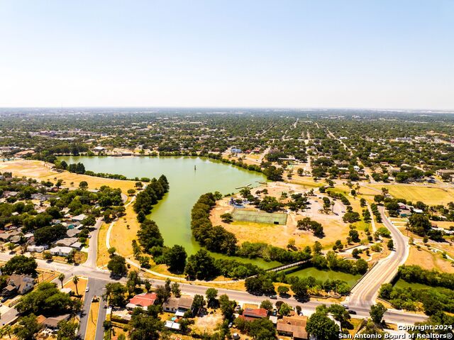 Image 14 of 19 For 2028 Huisache Ave W