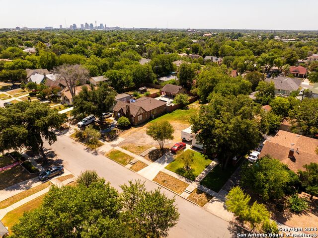 Image 5 of 19 For 2028 Huisache Ave W