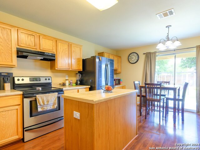 Listing photo id 4 for 1722 Barking Wolf