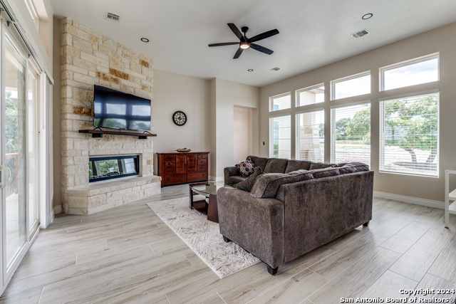 Image 11 of 43 For 3105 Comal Springs