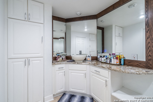 Listing photo id 18 for 7701 Wurzbach Road  2302