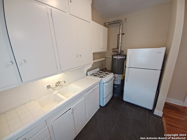 Image 18 of 22 For 133 Magnolia Ave W 8
