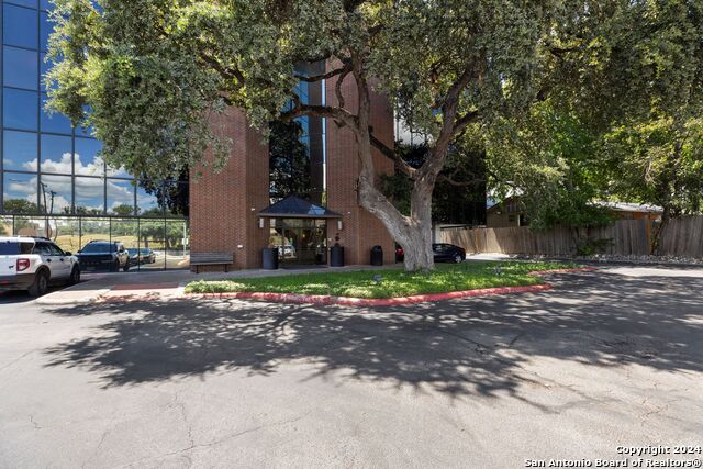 Listing photo id 1 for 2040 Babcock Rd 406