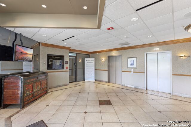 Listing photo id 2 for 2040 Babcock Rd 406