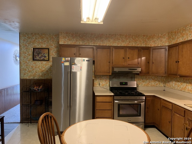 Image 11 of 20 For 203 Chesswood Dr