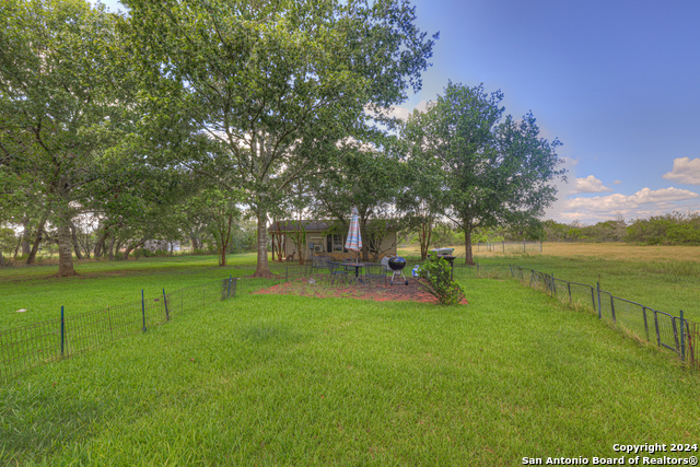 Listing photo id 28 for 2526 River Oaks Dr