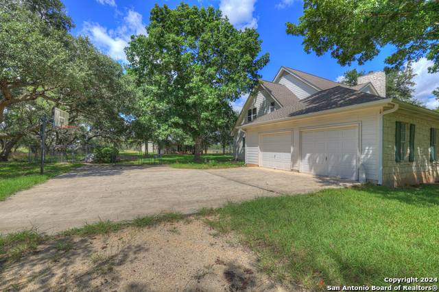 Listing photo id 30 for 2526 River Oaks Dr