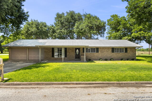 Listing photo id 1 for 1750 Westview Dr.