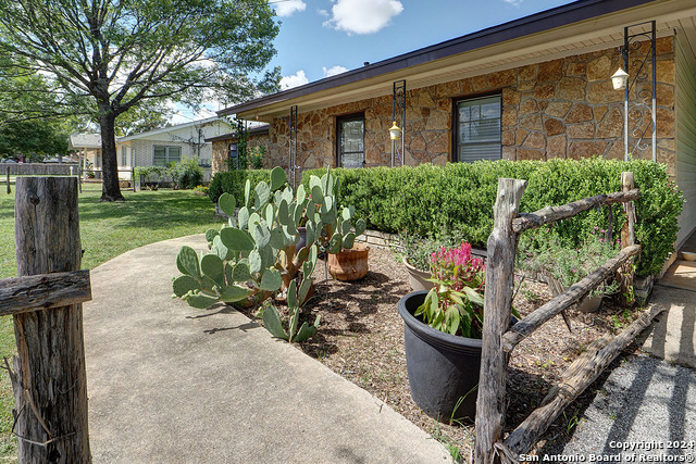 Image 9 of 34 For 604 Bluebonnet Ln W