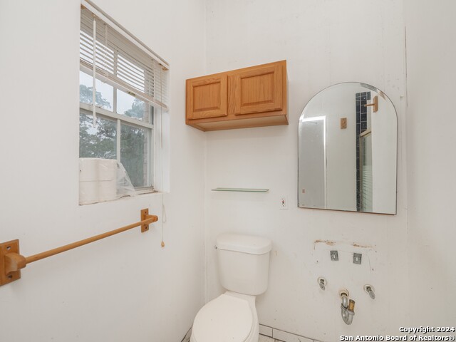 Listing photo id 18 for 2123 Woodcreek Dr