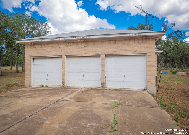 Listing photo id 25 for 2123 Woodcreek Dr