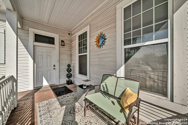 Listing photo id 9 for 542 Highland Blvd E