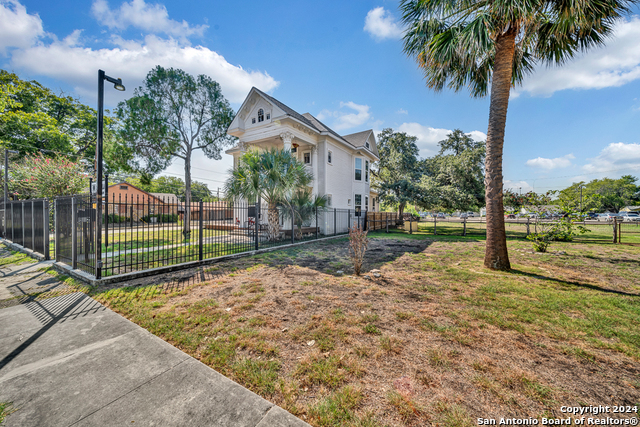 Listing photo id 1 for 542 Highland Blvd E