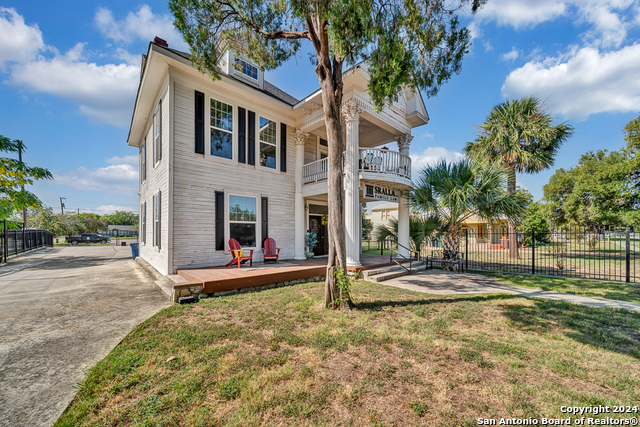 Listing photo id 2 for 542 Highland Blvd E