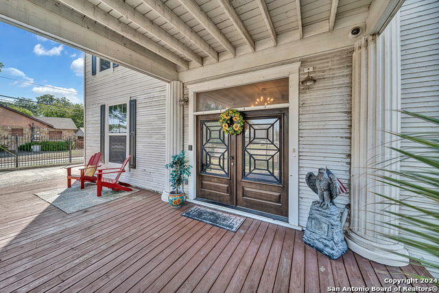 Listing photo id 3 for 542 Highland Blvd E