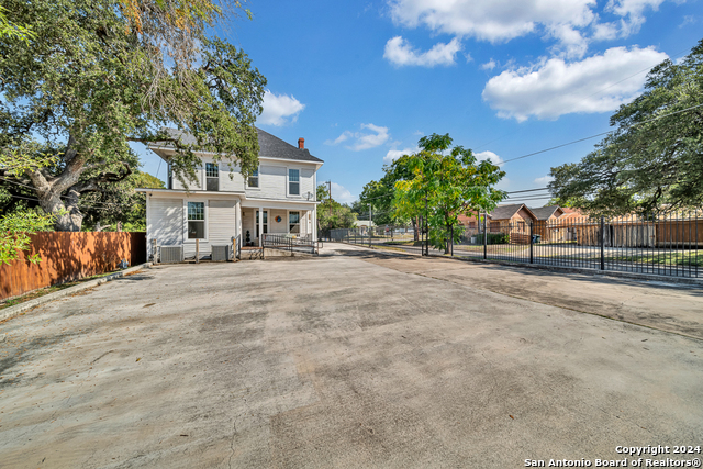 Listing photo id 5 for 542 Highland Blvd E