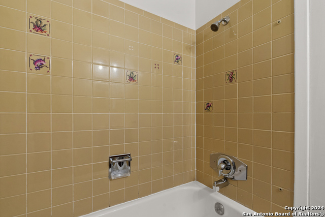 Listing photo id 10 for 1041 Williamsburg Dr