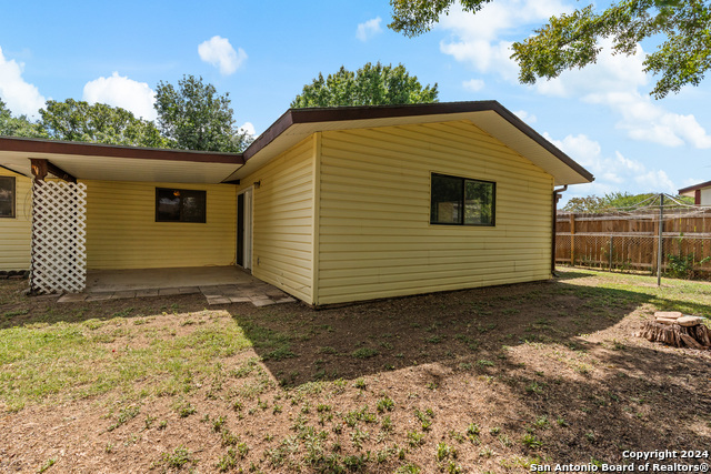 Listing photo id 21 for 1041 Williamsburg Dr