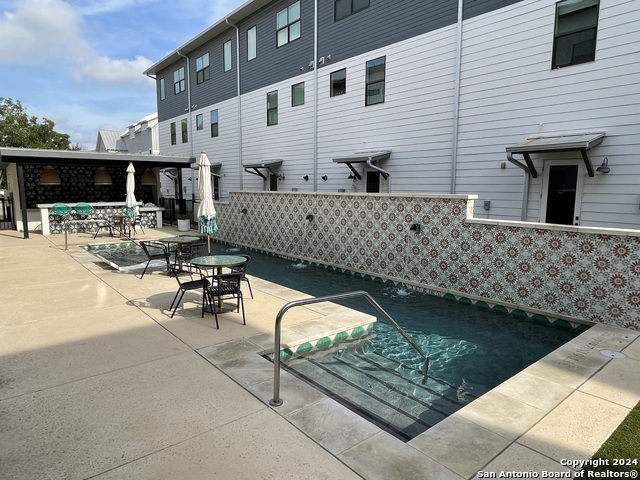 Listing photo id 23 for 1208 N Academy  2101