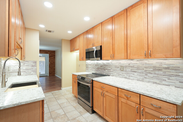 Image 10 of 29 For 13810 Laurel Hollow Dr