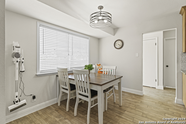 Image 14 of 38 For 401 Bluebonnet Ave