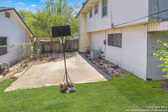 Listing photo id 12 for 6227 Wigwam Dr