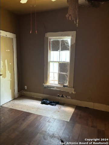 Image 2 of 12 For 939 W Myrtle St