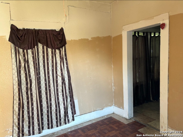 Image 3 of 12 For 939 W Myrtle St