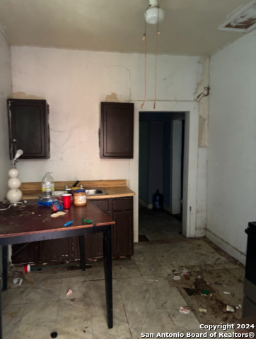 Image 4 of 12 For 939 W Myrtle St