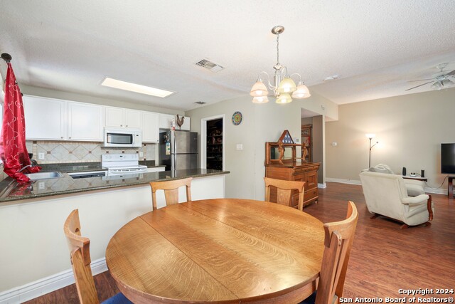 Image 9 of 22 For 5555 Larkdale Dr