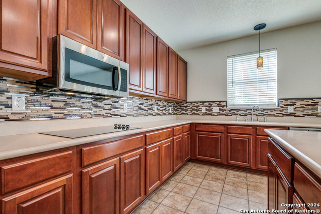 Listing photo id 7 for 7219 Bluemist Pt