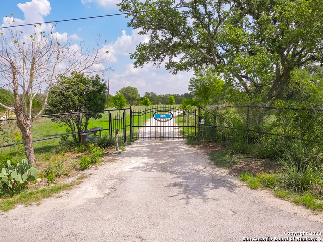 Listing photo id 1 for 1060 Demi John Bend Rd