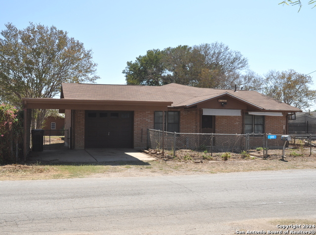 Details for 105 Sayers Dr S, Devine, TX 78016