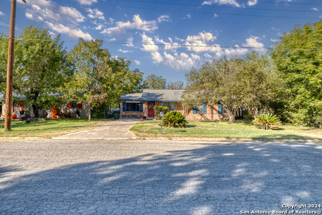 Details for 304 Sabinal St W, Uvalde, TX 78801