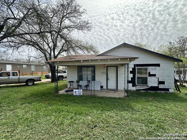 Details for 914 Trail St, Floresville, TX 78114