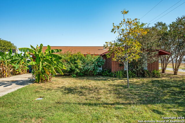 Details for 300 Wright St N, Poth, TX 78147