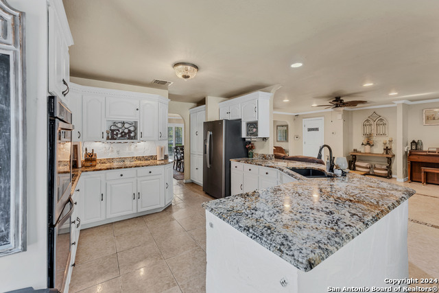 Listing photo id 11 for 2929 Overview Dr