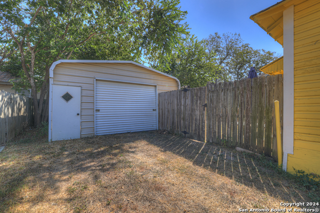 Image 16 of 16 For 1029 Milam St N