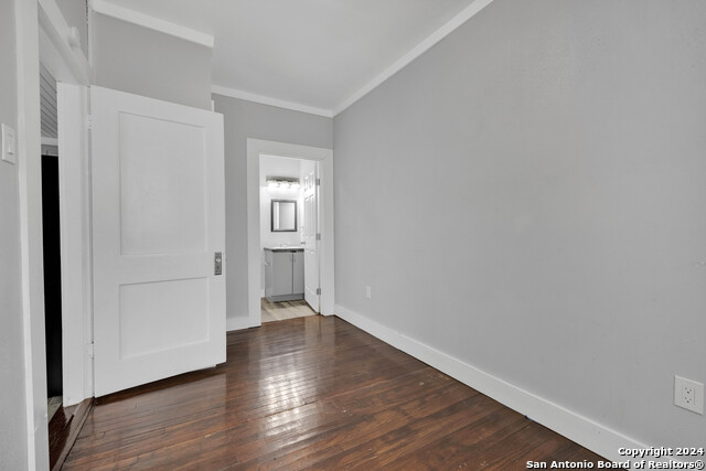 Listing photo id 6 for 121 Howard St  5d