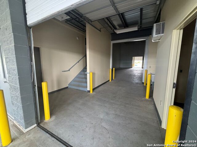 Listing photo id 11 for 9342 Loop 410 B-1