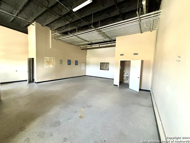 Listing photo id 13 for 9342 Loop 410 B-1