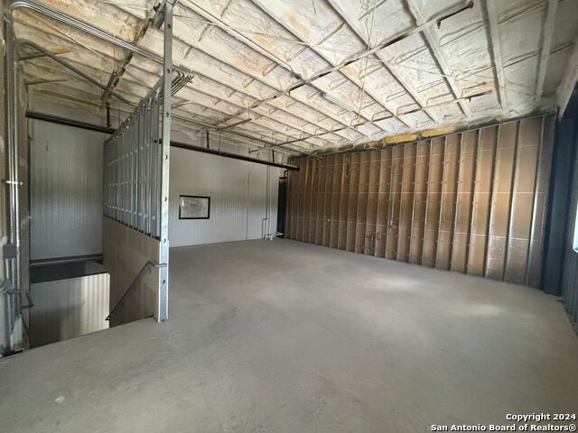 Listing photo id 4 for 9342 Loop 410 B-1
