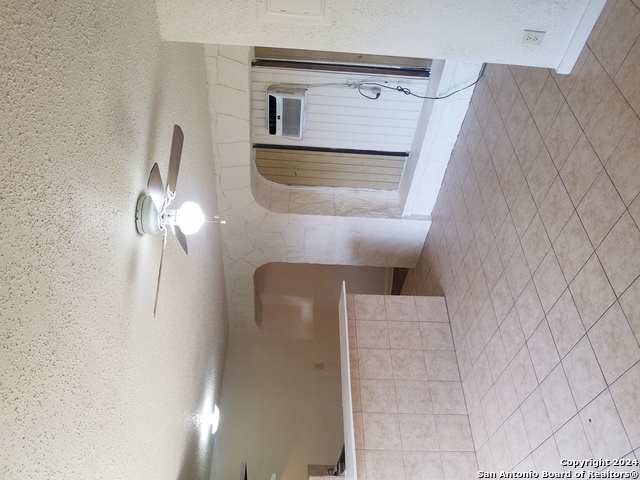 Listing photo id 5 for 600 Monticello Ct  3