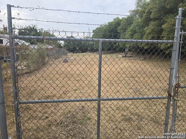 Listing photo id 3 for 250 Deerwood Dr