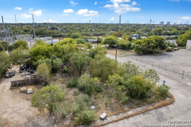Listing photo id 5 for 610 Jenull Ave