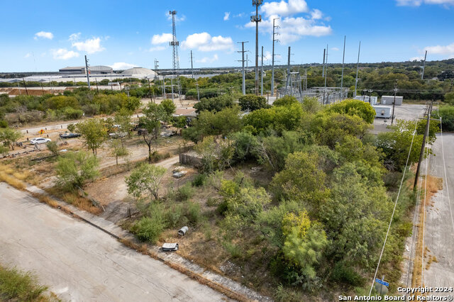 Listing photo id 2 for 606 Jenull Ave