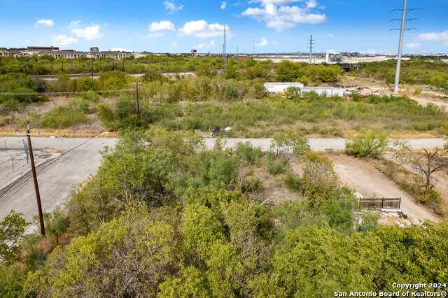 Listing photo id 4 for 606 Jenull Ave