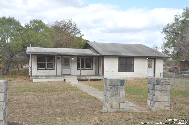 Listing photo id 0 for 407 Hayden Ave