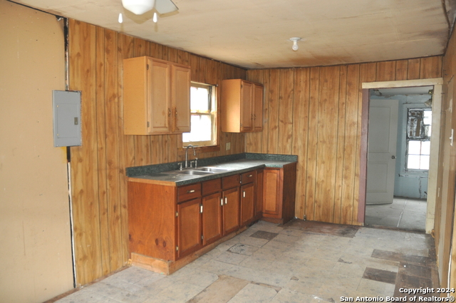 Listing photo id 1 for 407 Hayden Ave